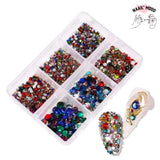 Une boite de strass en verre de cristal pour ongles, de toutes les couleurs. Strass à coller sur les ongles ou les faux, pour un joli nail art.