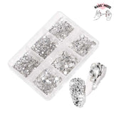 Une boite de strass en verre de cristal pour ongles, de toutes les couleurs. Strass à coller sur les ongles ou les faux, pour un joli nail art.
