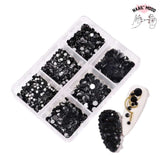 Une boite de strass en verre de cristal pour ongles, de toutes les couleurs. Strass à coller sur les ongles ou les faux, pour un joli nail art. Nuancé de noir et gris