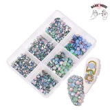 Une boite de strass en verre de cristal pour ongles, de toutes les couleurs. Strass à coller sur les ongles ou les faux, pour un joli nail art. Couleurs coquillage de l'ocean.
