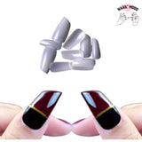 Faux ongles asymétriques pour une mise en beauté des mains. Faux ongles blanche à vernir. 