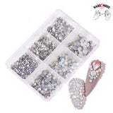Une boite de strass en verre de cristal pour ongles, de toutes les couleurs. Strass à coller sur les ongles ou les faux, pour un joli nail art. Couleur blanc nacré.