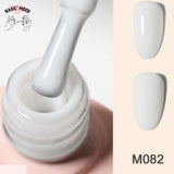 Vernis à ongles semi-permanent noir intense. Le vernis doit passer sous une lampe UV pour sécher.