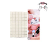 argile adhésif pour coller tes faux ongles sur des supports à faux ongles pour t'entrainer à devenir un nail artist.