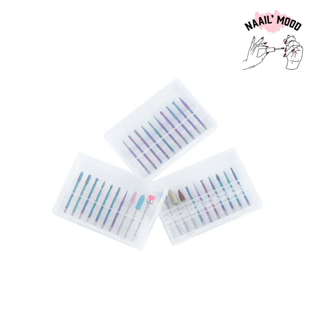 mèches de perceuse à ongles électrique. Fait en céramic et tungstène. Contient 10 forêt par paquet. trois paquets exposés sur l'image.