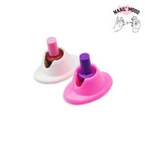 Deux portes vernis à ongle en siliconne de couleurs rose et blanche.  Support incliné pour des pots de vernis standard. Un porte vernis à ongle par paquet. Des pots de vernis à l'intérieur pour l'exemple mais non vendus.