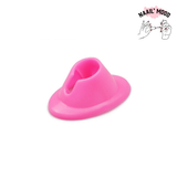 Porte vernis à ongle en siliconne de couleurs rose.  Support incliné pour des pots de vernis standard. Un porte vernis à ongle par paquet., vue de profil.