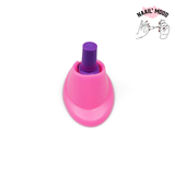 Porte vernis à ongle en siliconne de couleurs rose avec un pot de vernis à l'intérieur.  Support incliné pour des pots de vernis standard. Un porte vernis à ongle par paquet. et vue de face.