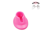 Porte vernis à ongle en siliconne de couleurs rose.  Support incliné pour des pots de vernis standard. Un porte vernis à ongle par paquet.
