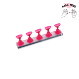 Présentoir rose pour s’entraîner à la décoration au nail art Les pointes sont magnétiques et en forme d’ongle. Le panneau d'afichage te permet d'exposer tes plus beaux peintures sur ongles.